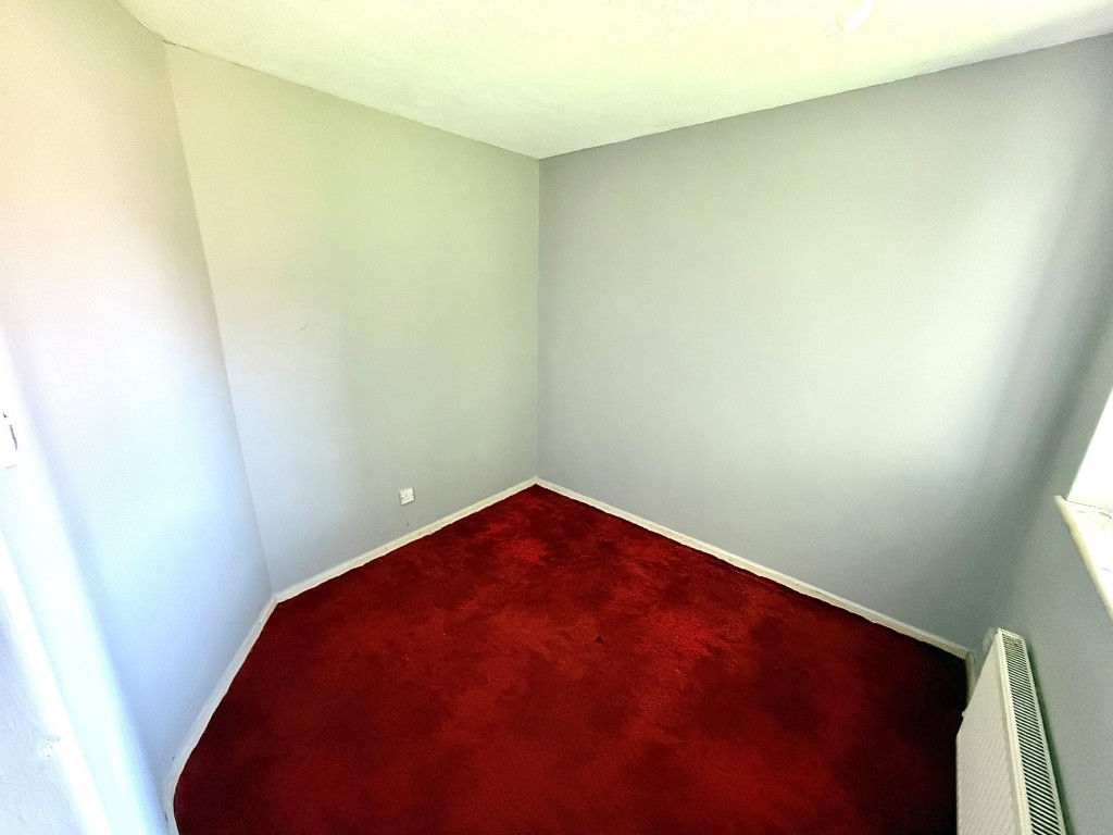 Lot: 99 - THREE-BEDROOM END-TERRACE HOUSE IN NEED OF MODERNISATION - Bedroom three showing radiator